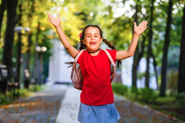 Kleines Mädchen Das Morgens Bei Warmem Sonnenschein Mit Rucksack Die — Stockfoto