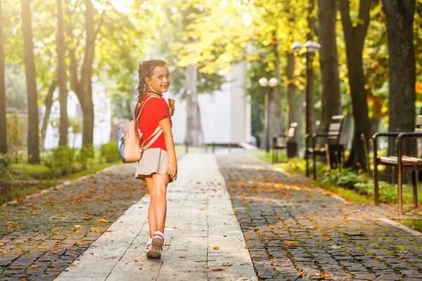 Schoolmeisje Gaat Naar School Alleen — Stockfoto