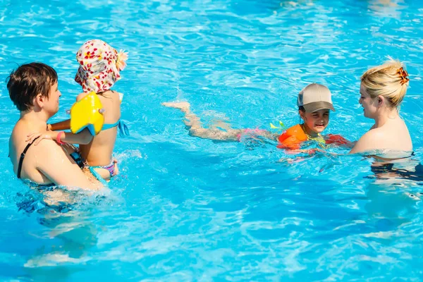 Deux Femmes Leurs Enfants Dans Piscine — Photo