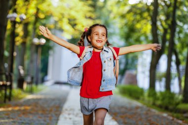 Mutlu liseli kız yalnız. Eğitim kavramı.