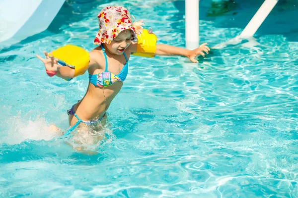 Linda Niña Jugando Piscina — Foto de Stock