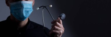 Beyaz arka planda grip virüsü ve toz hava kirliliğini önlemek için maske takan güçlü bir adam