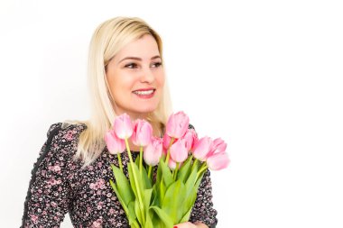 Bahar Çiçeği buketi olan kadın. Çiçek kokan mutlu, sürpriz model kadın. Anneler Günü. İlkbahar