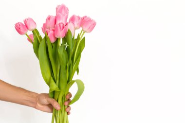 Lale tutan adam. Hediye kartı şablonu, poster ya da tebrik kartı - bir kadın için bir buket lale tutan adam. Anneler Günü, Sevgililer Günü, Kadınlar Günü konsepti. 8 Mart hediyesi