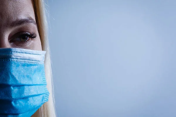 Ausgeschnittenes Bild Einer Ärztin Mit Medizinischer Maske — Stockfoto