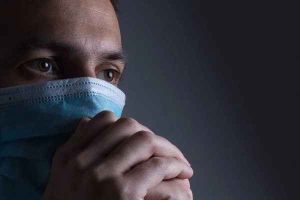 Людина Масці Запобігання Вірусу Грипу Забруднення Пилу Білому Тлі — стокове фото
