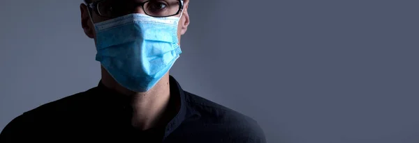 Stark Man Bär Mask För Att Förhindra Influensa Virus Och — Stockfoto