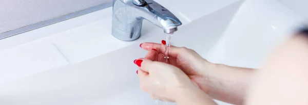 Mycie Rąk Kobiet Strumieniem Wody Pod Kranem Łazience Mycie Rąk — Zdjęcie stockowe