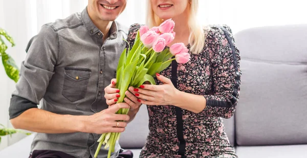 Couple Amoureux Bouquet Tulipes Sont Proches Les Uns Des Autres — Photo
