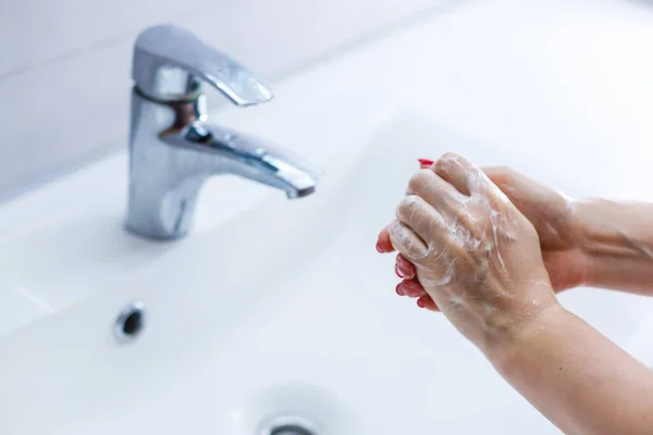 Vrouw Wassen Handen Met Zeep Badkamer — Stockfoto