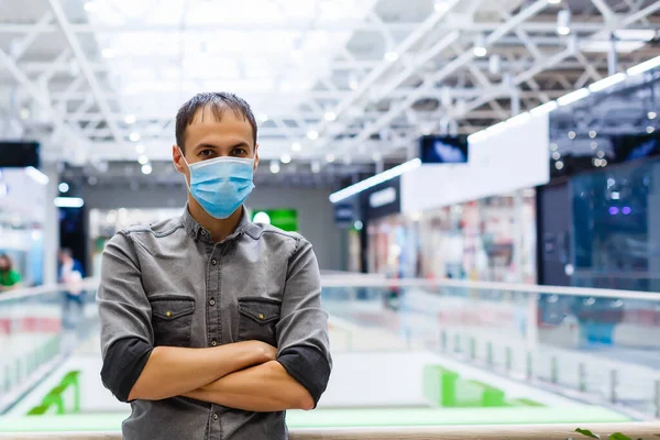 Jovem Mascarado Num Centro Comercial Homem Mascarado Protege Epidemia Vírus — Fotografia de Stock