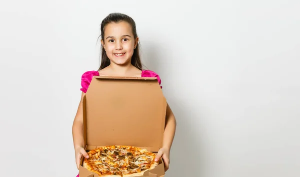 Милая Маленькая Индийская Девочка Азиатка Ест Вкусную Пиццу Коробке Стоя — стоковое фото