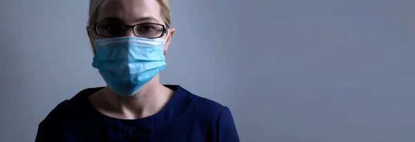 Привлекательная Молодая Женщина Носит Бумажную Маску Защитить Себя Вируса H1N1 — стоковое фото