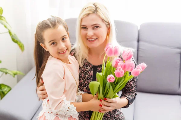 Feliz Dia Mãe Filha Criança Parabeniza Mãe Lhe Flores Tulipas — Fotografia de Stock