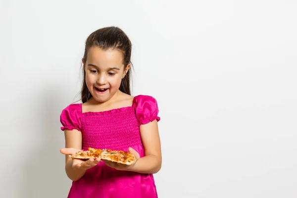 Menina Feliz Comer Pizza Fundo Branco — Fotografia de Stock