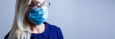 Çekici genç bir kadın kendini H1N1 virüsünden korumak için kağıt bir maske takar. Beyazda izole edilmiş, senin mesajına da yer var.