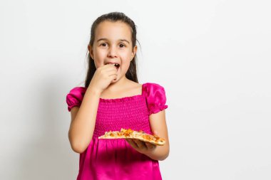 Mutlu küçük kız pizza yiyor beyaz arka plan