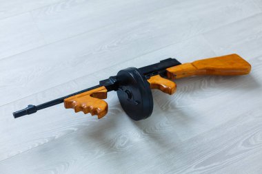 Thompson hafif makineli tüfeği beyaza benzer.