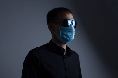 Beyaz arka planda grip virüsü ve toz hava kirliliğini önlemek için maske takan güçlü bir adam