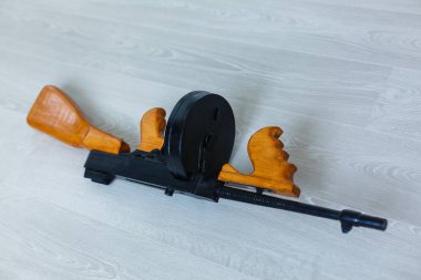 Thompson hafif makineli tüfeği beyaza benzer.
