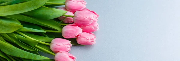 Bukiet Różowych Tulipanów Stole Dla Międzynarodowego Dnia Kobiet — Zdjęcie stockowe