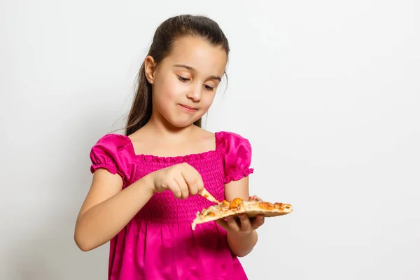 Tatlı Küçük Hintli Asyalı Kız Çocuk Lezzetli Pizza Yiyor Beyaz — Stok fotoğraf