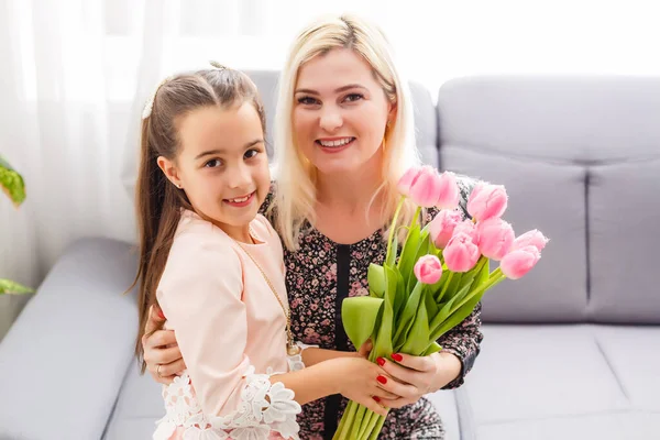 Feliz Dia Mãe Criança Filha Parabeniza Mães Lhe Flores Tulipas — Fotografia de Stock