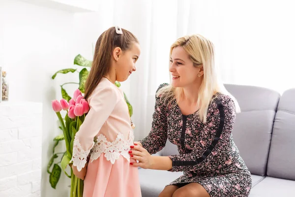 Portræt Lille Pige Kærlig Mor Holder Hende Tulipaner - Stock-foto