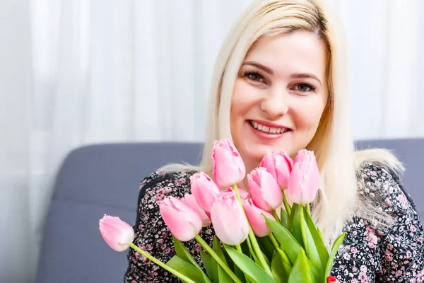 Portrét Krásné Mladé Dívky Šatech Drží Velkou Kytici Tulipánů Doma — Stock fotografie