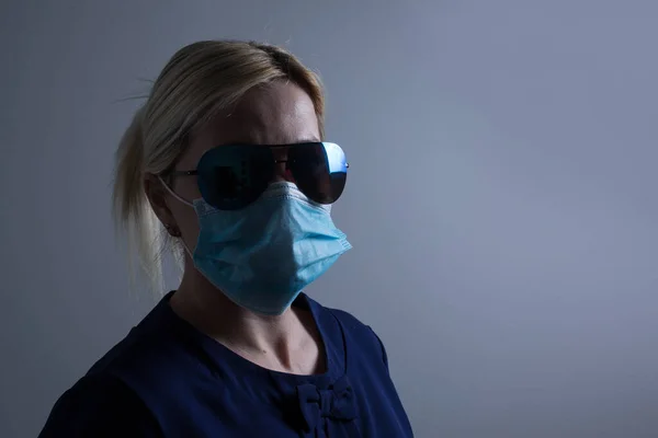 Attraktiv Ung Kvinna Bär Papper Ansiktsmask För Att Skydda Sig — Stockfoto