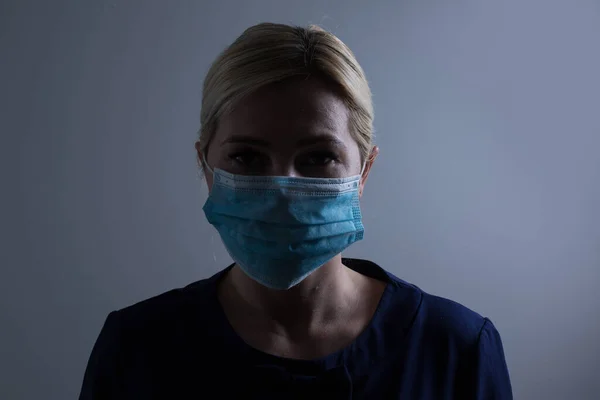 Una Mujer Infeliz Que Usa Una Máscara Facial Para Lidiar —  Fotos de Stock