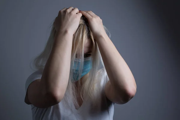 Vrouw Ziek Vrouw Met Beschermend Masker — Stockfoto