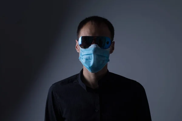 Hombre Fuerte Usando Máscara Para Prevenir Virus Gripe Contaminación Del —  Fotos de Stock