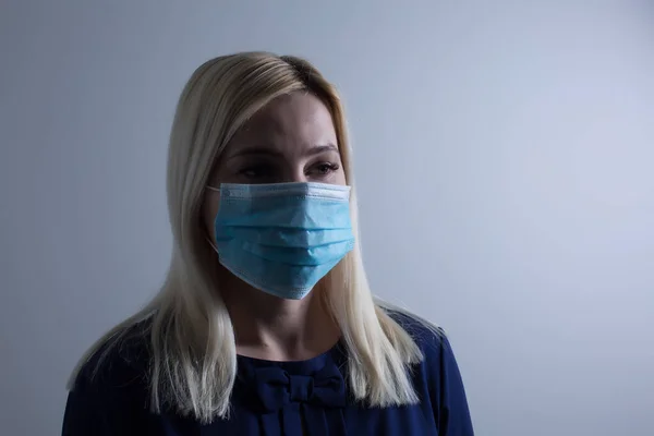 ウイルスや汚染に対処するためにフェイスマスクをして不幸な女性 — ストック写真