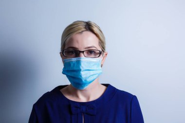 Çekici genç bir kadın kendini H1N1 virüsünden korumak için kağıt bir maske takar. Beyazda izole edilmiş, senin mesajına da yer var.