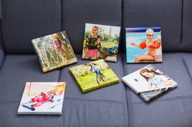 Fotoğraf bezi baskıları. Yığınlanmış renkli fotoğraflar, galeri kaplama metoduyla sedye çubuğuna uzanan, yanal kenar