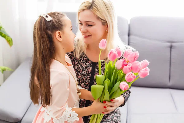 Счастливого Дня Матери Дочь Поздравляет Маму Дарит Цветы Тюльпаны Мама — стоковое фото