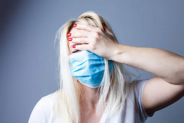 Beskuren Bild Kvinnlig Läkare Bär Medicinsk Mask — Stockfoto