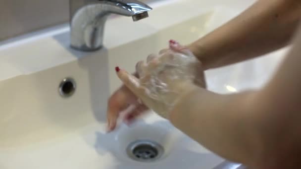 Close Mulher Usando Gel Higienizador Mão Para Evitar Propagação Vírus — Vídeo de Stock