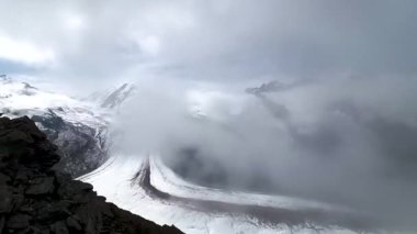 Matterhorn Dağı 'nın çok güzel doğası, İsviçre Alpleri Zermatt' tan hareket ediyor.