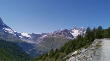 Matterhorn Dağı 'nın çok güzel doğası, İsviçre Alpleri Zermatt' tan hareket ediyor.