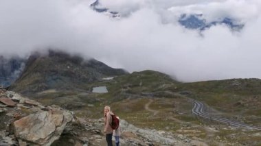 İsviçre Alpleri 'ndeki bir Matterhorn Dağı' nın önünde duran bir adam. 