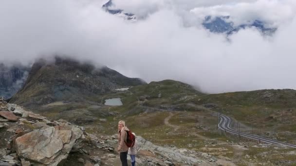 Una Persona Pie Frente Una Montaña Matterhorn Suiza Alpes — Vídeo de stock