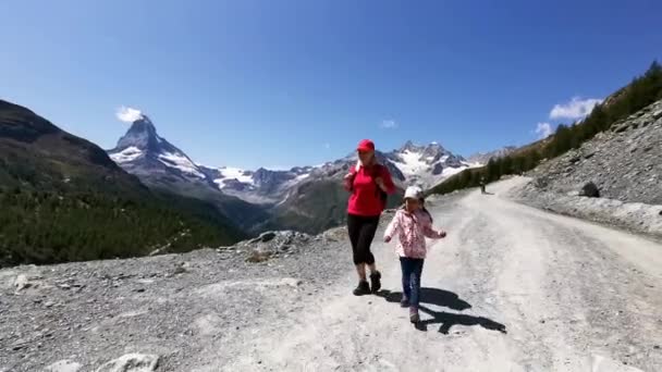 Eine Person Vor Einem Matterhorn Den Schweizer Alpen — Stockvideo