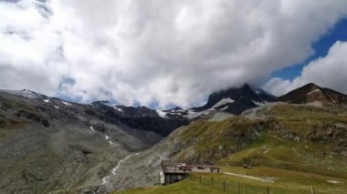 Matterhorn Dağı 'nın çok güzel doğası, İsviçre Alpleri Zermatt' tan hareket ediyor.