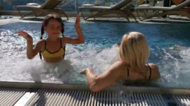 Su havuzunda bir kız