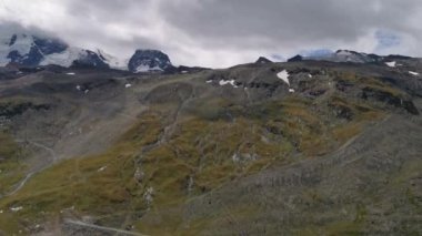 Matterhorn Dağı 'nın çok güzel doğası, İsviçre Alpleri Zermatt' tan hareket ediyor.