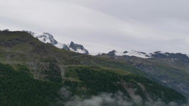 Matterhorn Dağı 'nın çok güzel doğası, İsviçre Alpleri Zermatt' tan hareket ediyor.