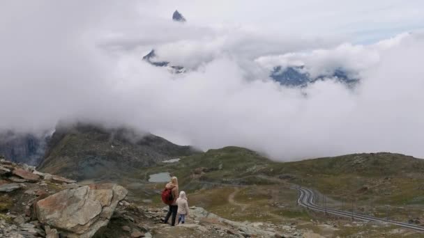 Osoba Stojící Před Horou Matterhorn Švýcarsko Alpy — Stock video