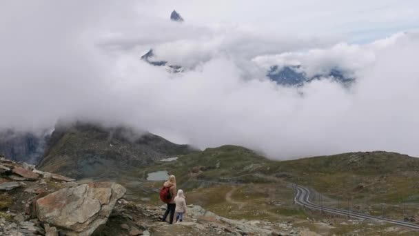 Osoba Stojąca Przed Matterhorn Górą Alpy Szwajcarii — Wideo stockowe